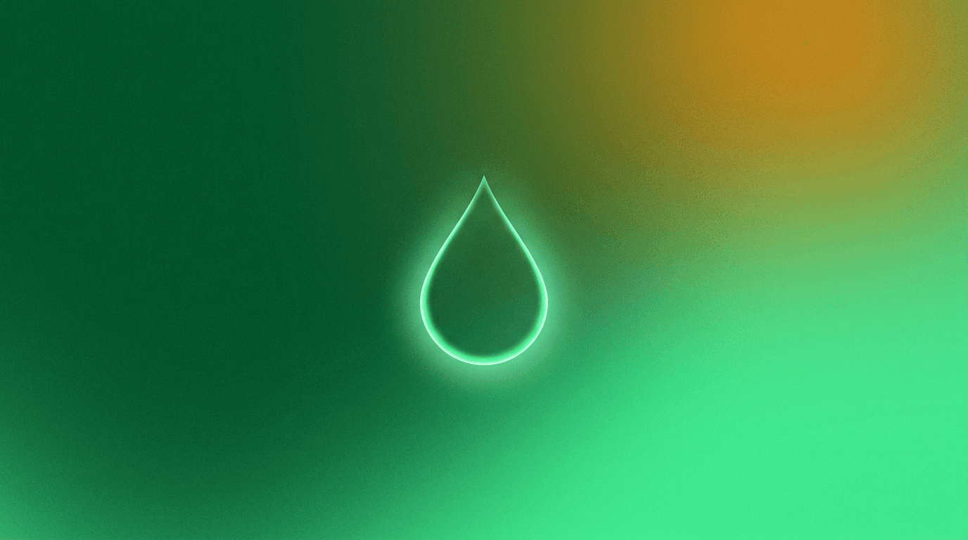 خمس ميداليات نحاسية متطابقة على قماش مخمل أخضر، ترمز إلى استمرار الجودة